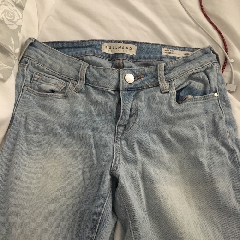Light wash bullhead low rise skinny jeans